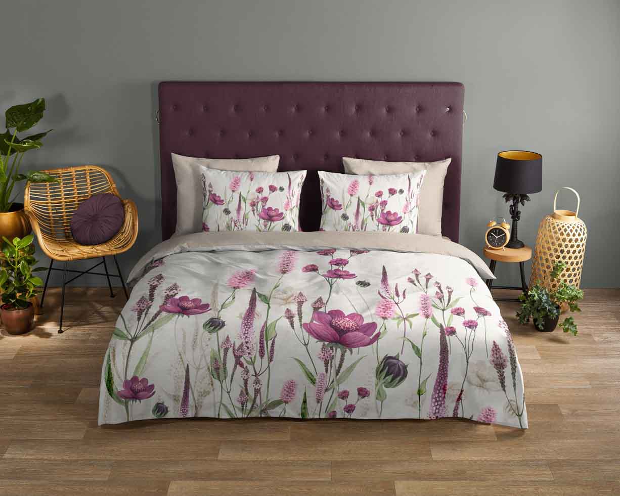 Good Morning dekbedovertrek HALA sand met roze bloemenprint sfeerfoto