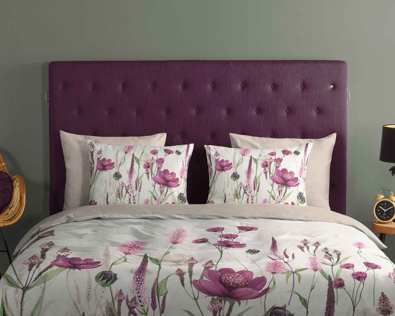 Detail botanische bloemenprint in roze en paars op zandkleurige ondergrond detail sfeerfoto