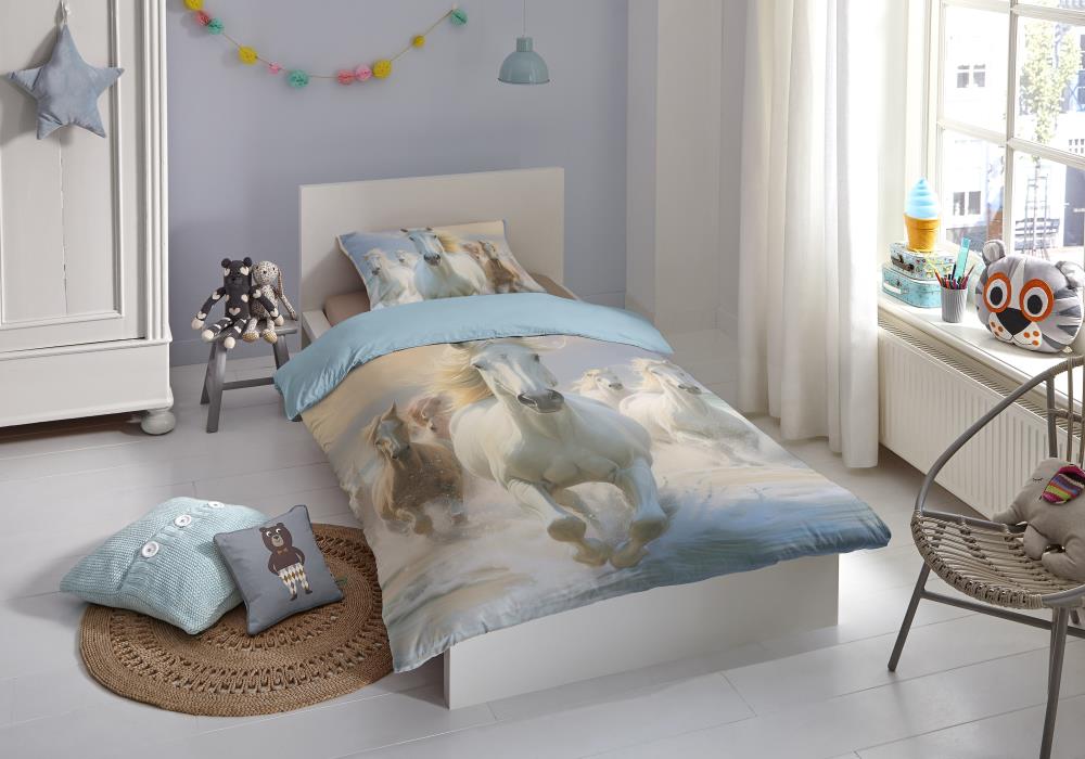 Dekbedovertrek ZouZou 140x220 + 1* 60x70 cm - 10159.14.01 ZouZou Wild and Free kinderdekbedovertrek met rennende witte paarden in zee blauw sfeerfoto 10159