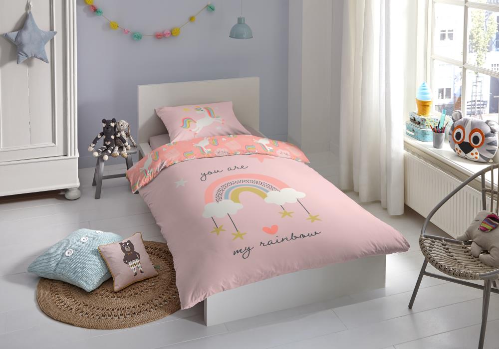Dekbedovertrek ZouZou 140x220 + 1* 60x70 cm - 33396.70.01 ZouZou Susann kinderdekbedovertrek unicorn roze met regenboog en eenhoorns 33396 sfeerfoto
