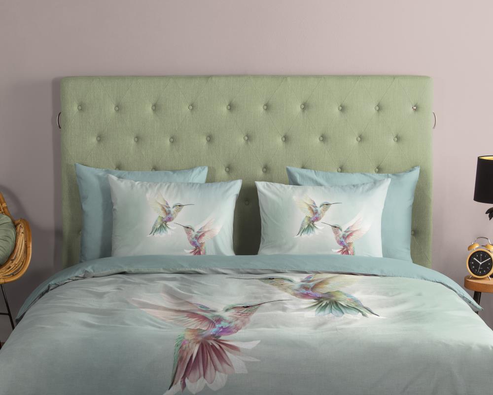 Dekbedovertrek Deva Good Morning 1 persoons (140x200/220 cm) 100% katoen renforcé mint - 33555.60.01 Mintgroen dekbedovertrek kolibries in roze lila en blauwe pasteltinten - overtrek katoen 33555 Deva sfeerfoto detail